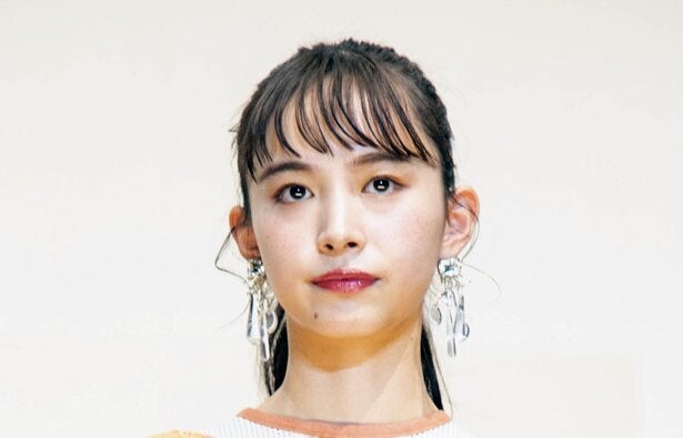 井桁弘恵 卓球ユニホーム姿でおちゃめなポーズを決めるshotに 似合ってます ポーズかわいい 称賛の声 モデルプレス