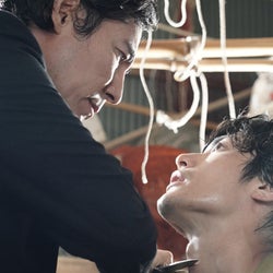三浦春馬の喉元に高嶋政伸がナイフ!「恐ろしかったです」『TWO WEEKS』
