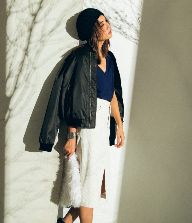 MA-1ブルゾン¥6,990/ZARA(ザラ・ジャパン) Tシャツ¥4,900/DRWCYS コーデュロイスカート¥9,000/バナーバレット(バナーバレット 新宿ルミネ2) ニット帽¥8,000/JILLSUTUART バングル¥23,000/gren(グレースコンチネンタル ショールーム) ファークラッチバッグ¥13,800/ル ベルニ(キャセリーニ) ブーツ¥30,000/SOL SANA(ジャック・オブ・オール・トレーズ)(C)TOPLOG