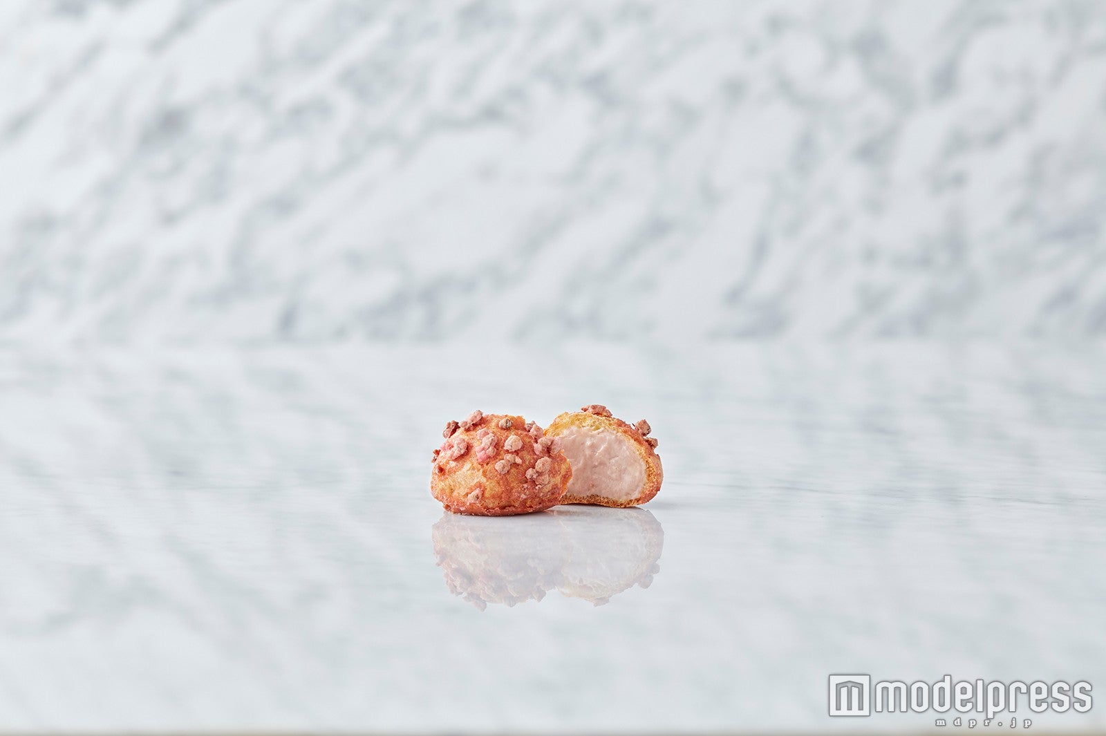 トッピングのナッツやあられ糖などのカリカリとした食感も楽しめる／画像提供：ベイクルーズ