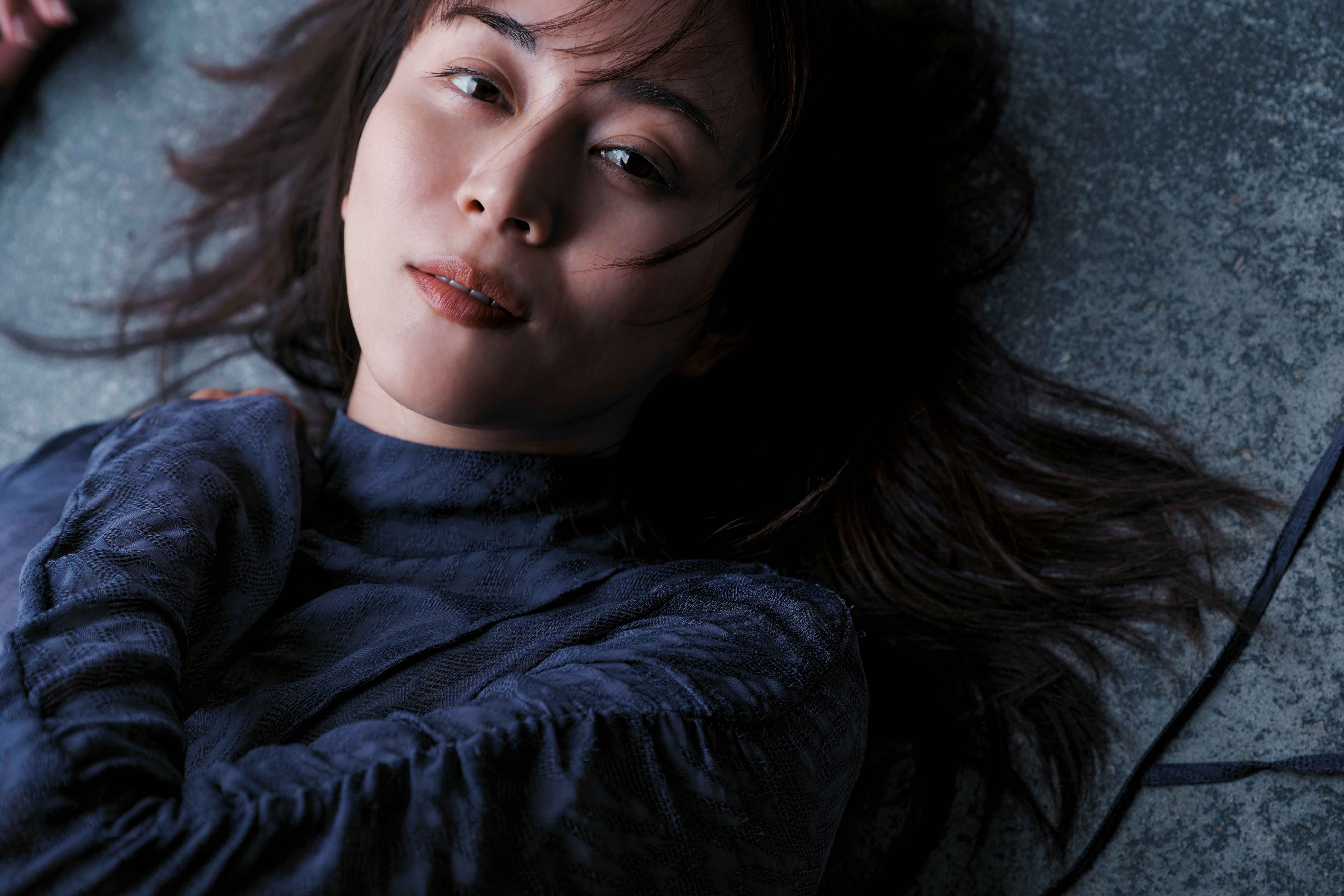 比嘉愛未、初エッセイ集「またね。」から“ドラマ性あふれる”収録カット2点公開