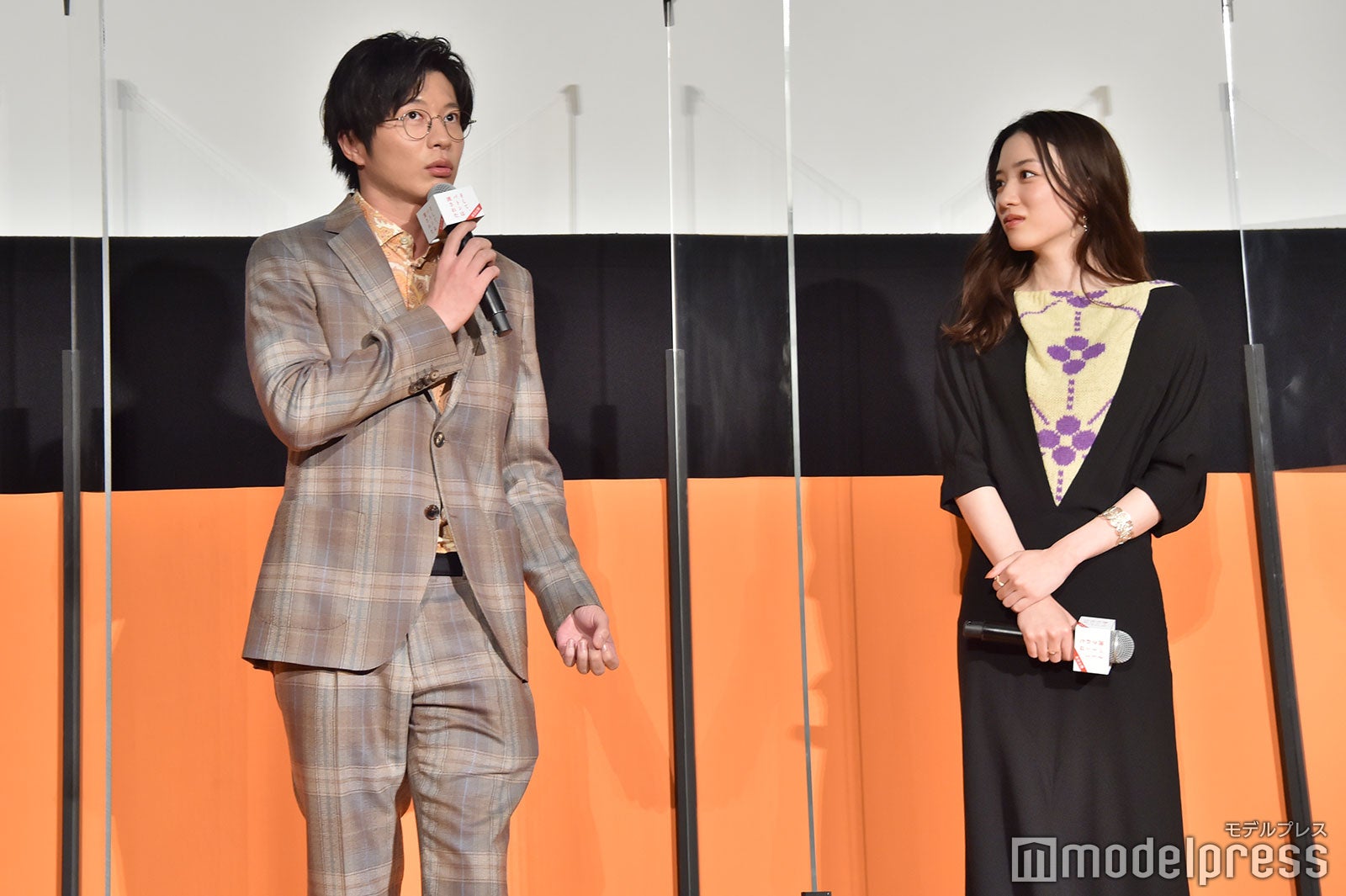 エアで鞄を持つ田中圭、それを見ている永野芽郁（C）モデルプレス