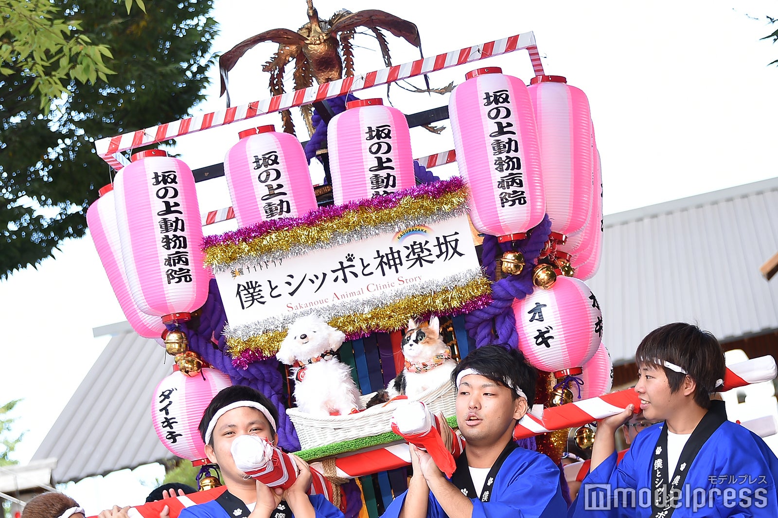 キャスト陣も担いだお神輿 （C）モデルプレス