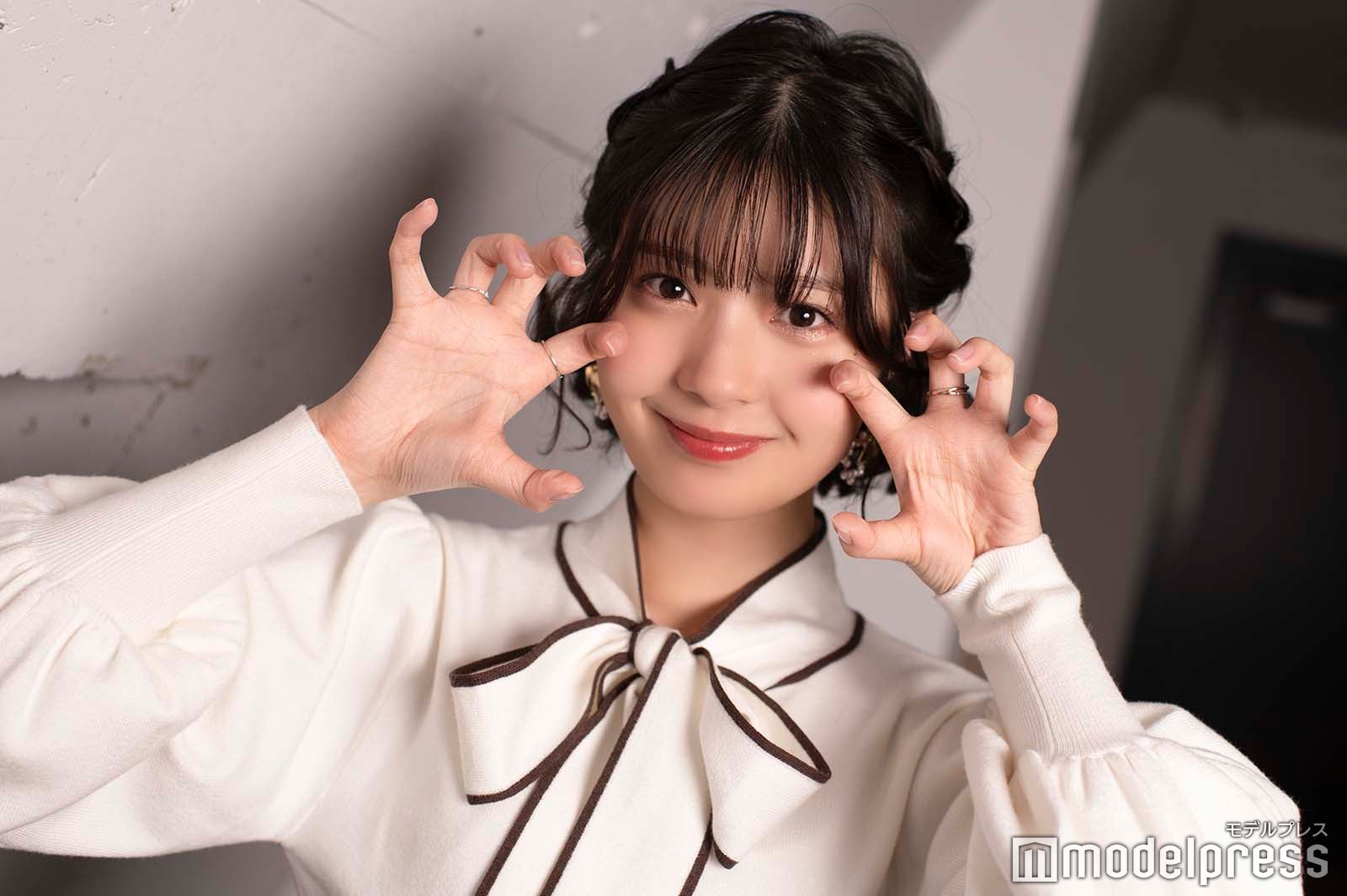 “オオカミポーズ”／ゆな（C）モデルプレス