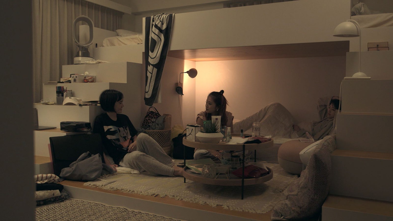 香織、莉咲子「TERRACE HOUSE TOKYO 2019-2020」14th WEEK（C）フジテレビ／イースト・エンタテインメント