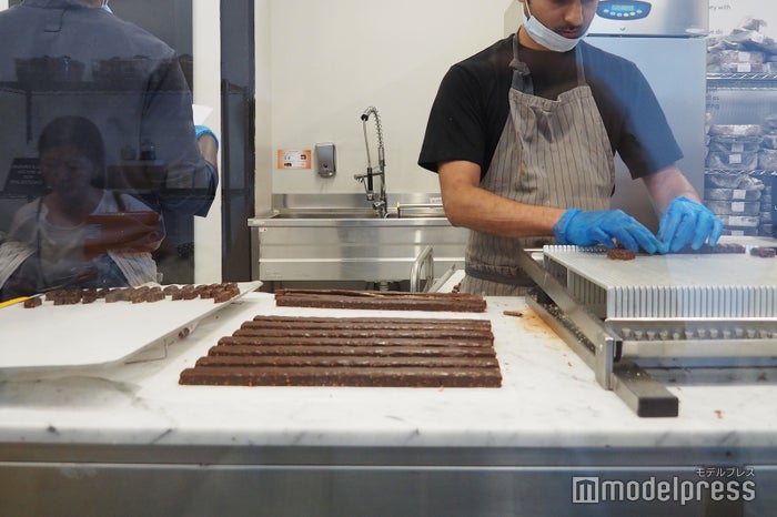 丁寧にチョコレートをカット（C）モデルプレス