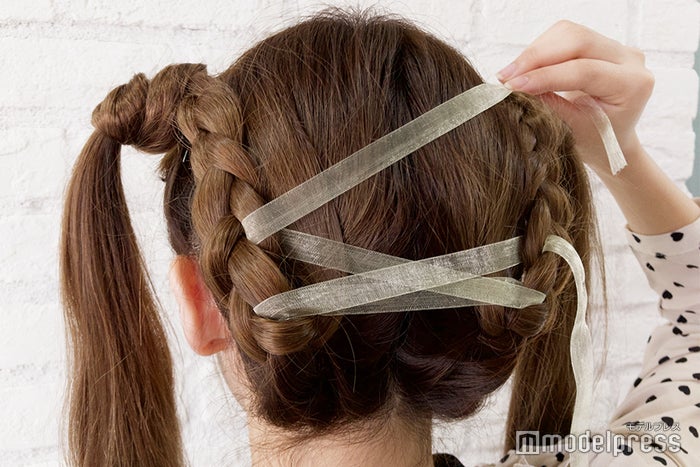 バツマークを作るように上から下に交互に通していきます (C)モデルプレス