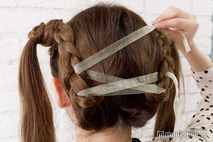 バツマークを作るように上から下に交互に通していきます (C)モデルプレス