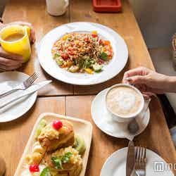 シェブロンカフェ/(手前から)マロンとさつまいものパンケーキ830円、タコライス870円
