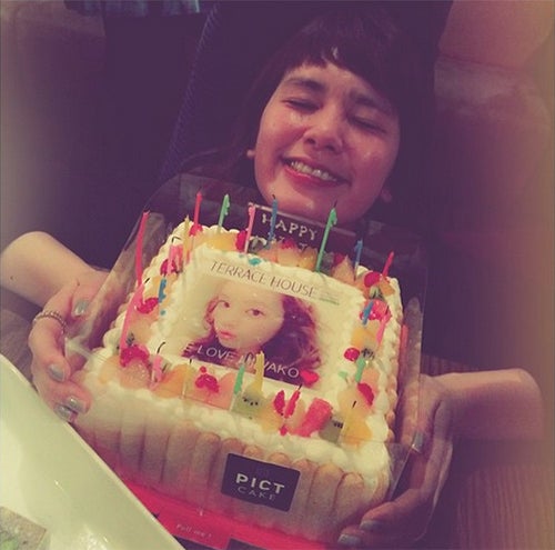 特大ケーキを手に笑顔全開／今井華Instagramより