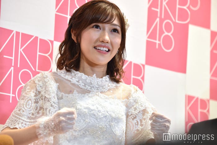自分に採点するようにいわれて、不思議な動きで考えるまゆゆ (C)モデルプレス
