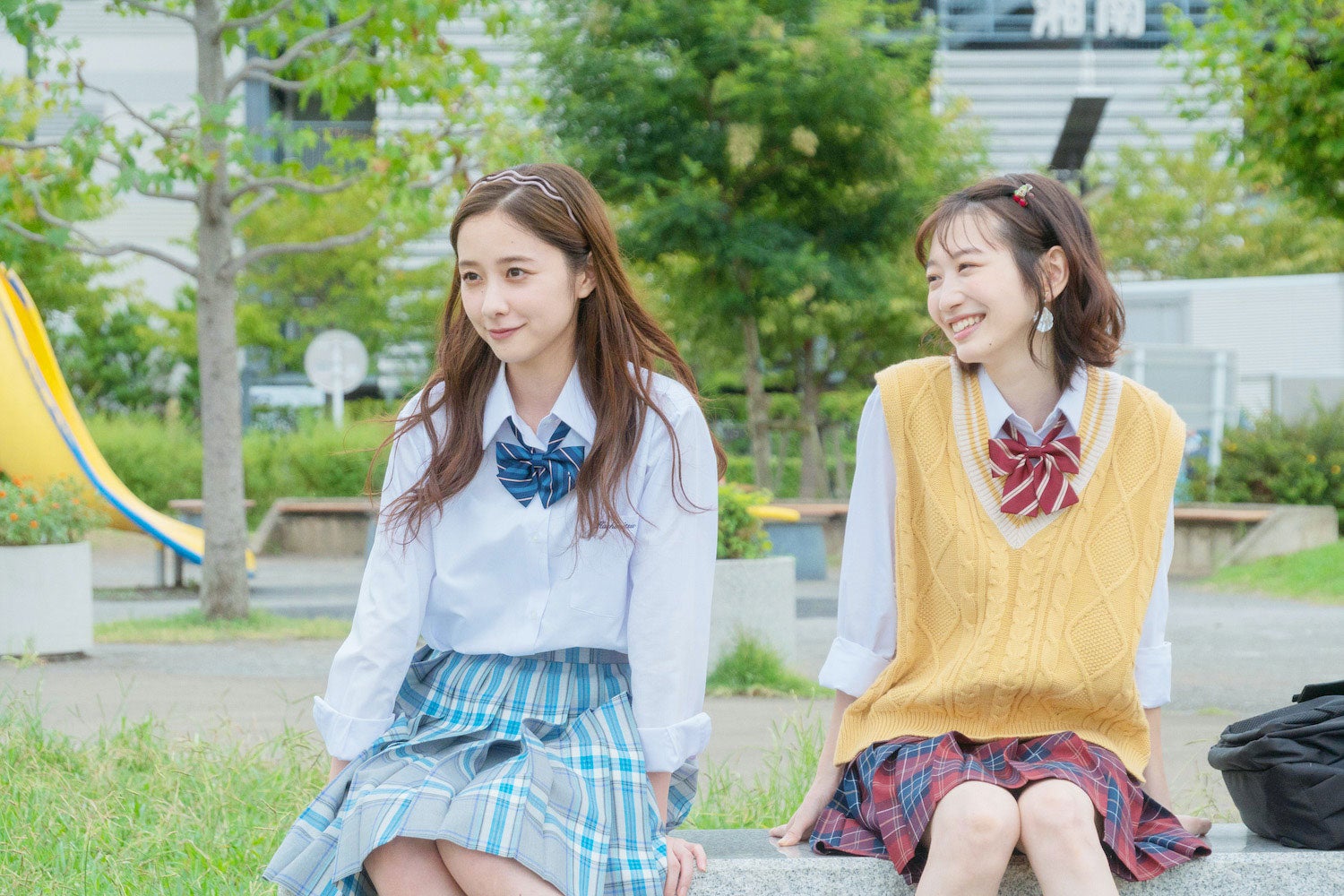 堀田真由、岡本夏美（C）2021「ハニーレモンソーダ」製作委員会（C）村田真優／集英社