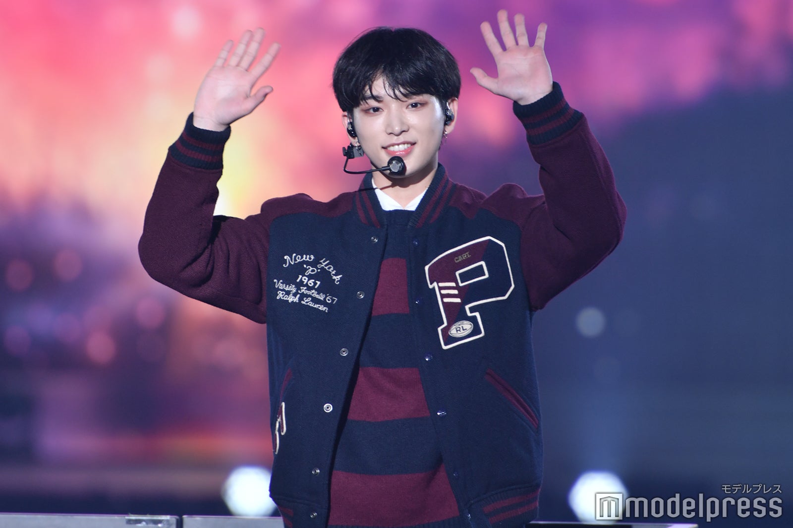 カメラマンにもしっかり目線をくれるHARUA（C）モデルプレス