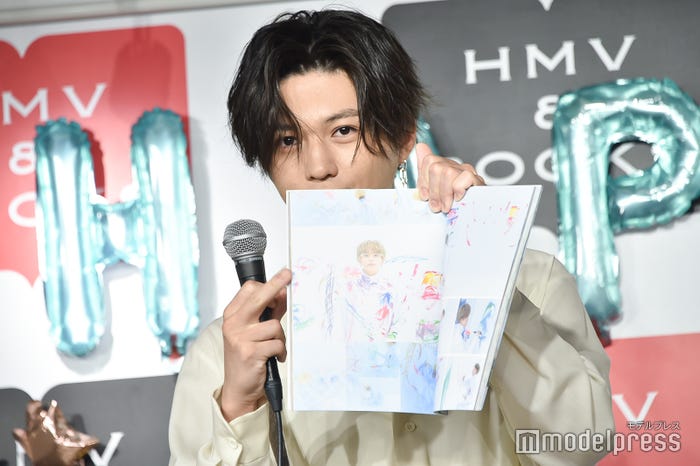 中島颯太の写真集からお気に入りカットを選んだ八木勇征(C)モデルプレス