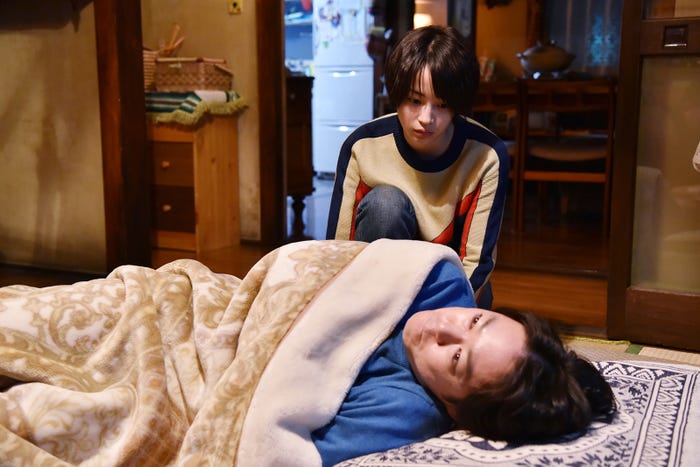 広瀬すず、阿部サダヲ/「anone」第6話より(C)日本テレビ