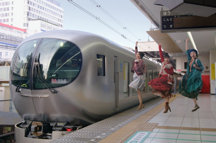 土屋太鳳（中央）／画像提供：西武鉄道