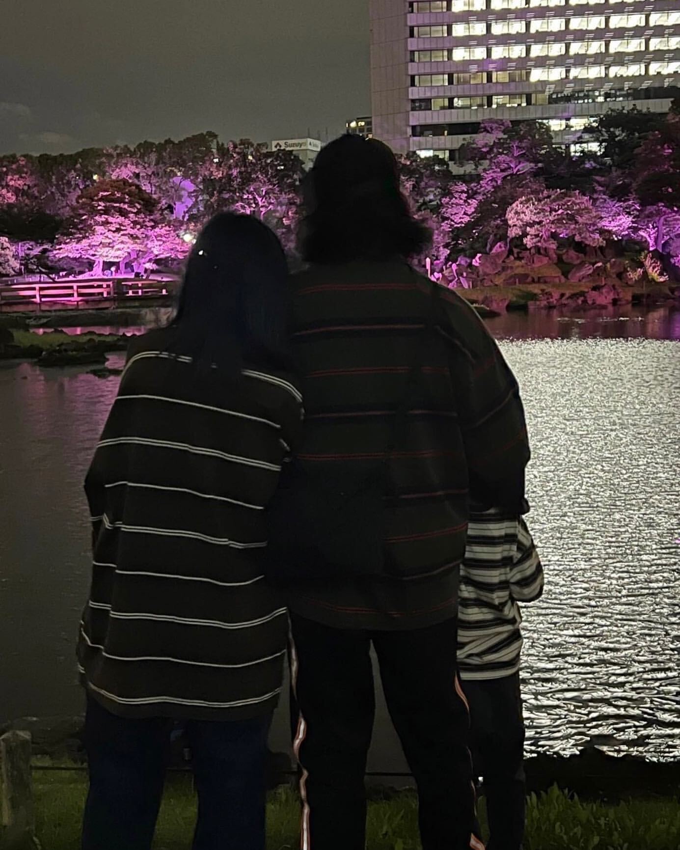 霜降り明星・粗品、結婚半年報告 妻＆子供との3ショット公開で祝福の声