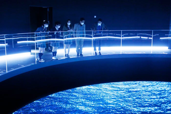 (左から)、荻野由佳(NGT48)、森香澄アナウンサー、入山杏奈(AKB48)(C)テレビ東京