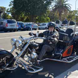 ハーレーダビッドソンに乗って海沿いを駆け抜ける!(C)モデルプレス