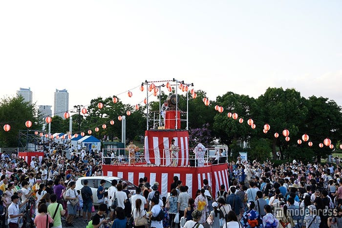 約6000人のファンが詰めかけ、熱狂(C)AKS