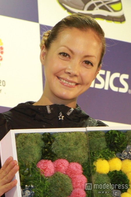 土屋アンナ、ヘルシー美脚披露　“自然体な自分”でいるための秘訣とは？