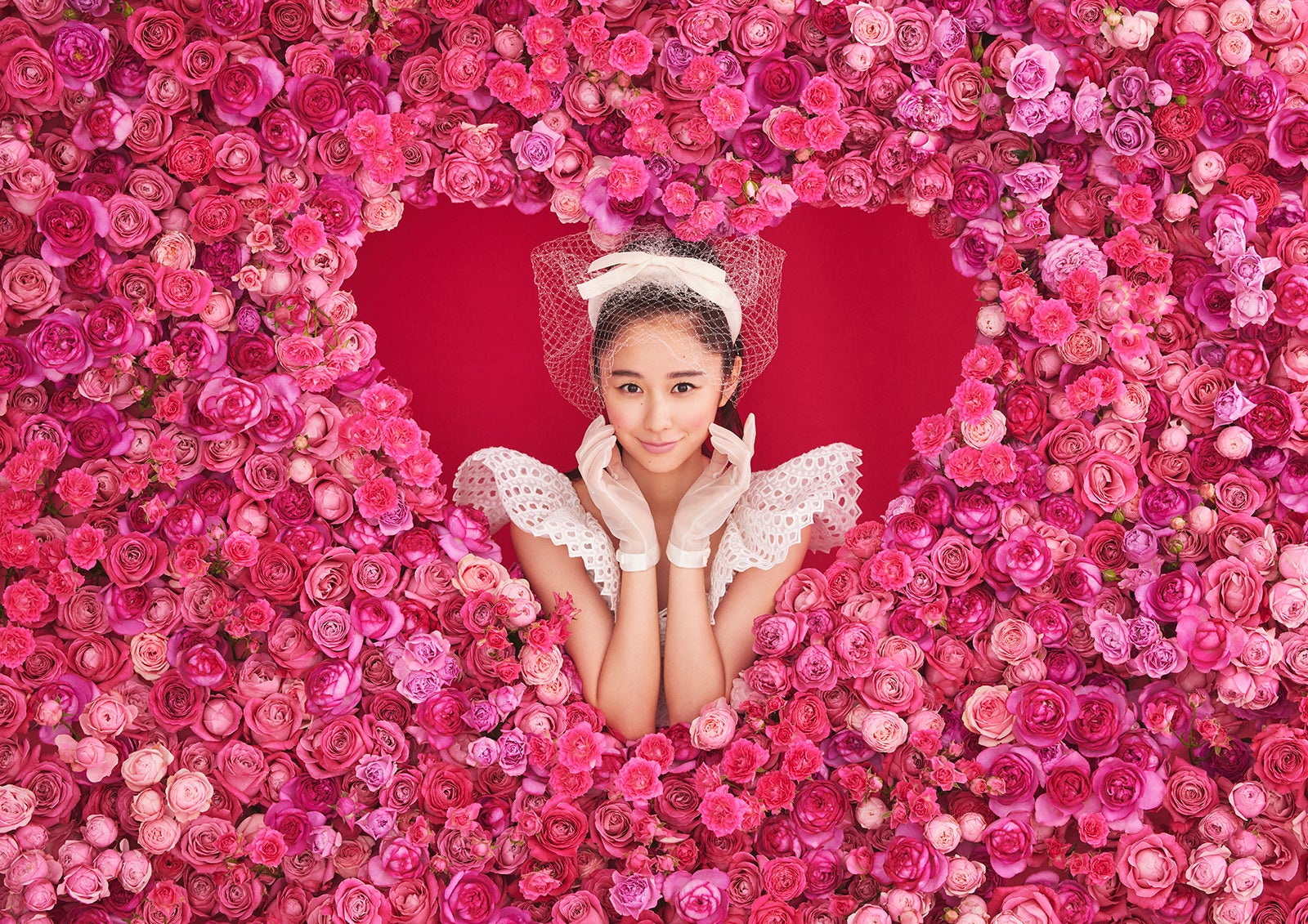 堀田真由、ハートからのぞくキュートすぎる花嫁姿 「ゼクシィ」表紙飾る