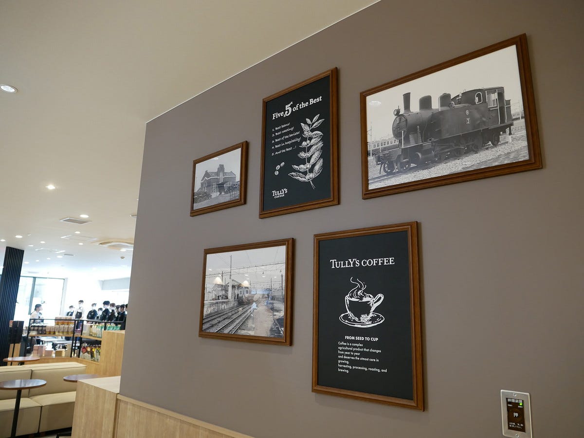 カフェ「タリーズコーヒー星天qlay店」は全64席で、テーブル席やカウンター席、ソファ席など多彩な席を用意。壁面に展示されている昭和の時代の星川駅舎や古い車両の写真をお見逃しなく