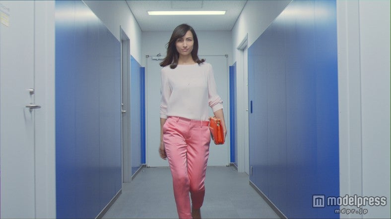 佐田真由美／新CM「オンナを遊べ！」篇より