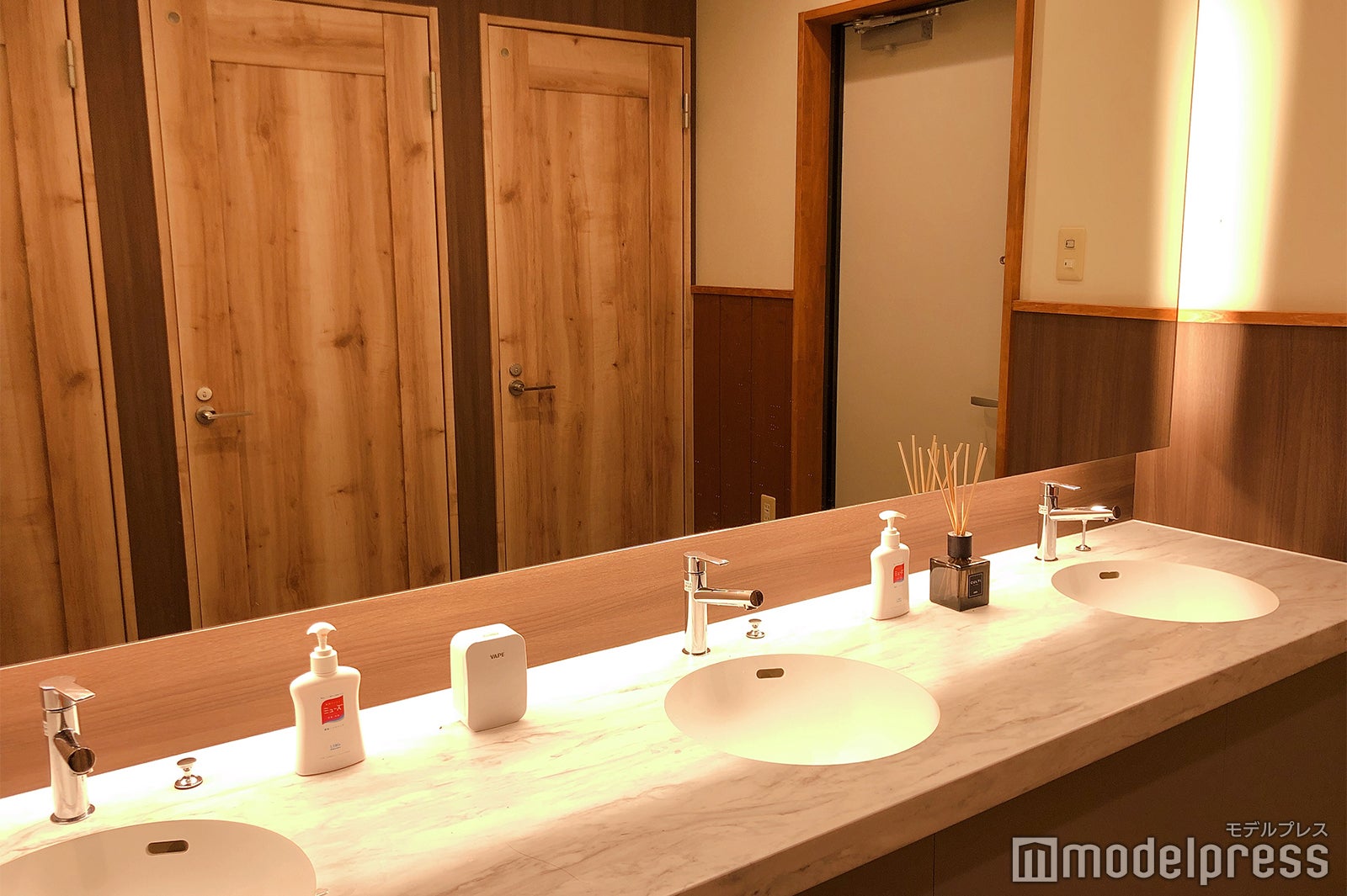 トイレは男女別で、虫が入りにくい二重構造（C）モデルプレス