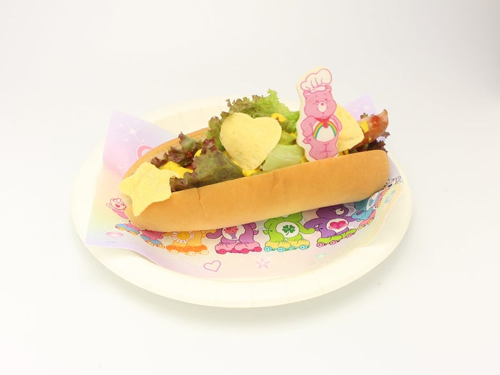 チアベアのホッとするホットドッグ840円（税込）（C）2018 Those Characters From Cleveland,Inc.