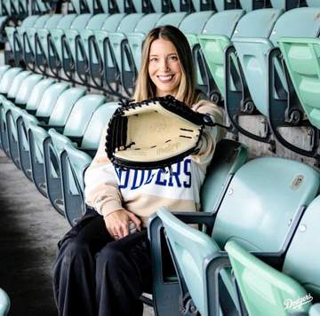 ドジャース 選手の奥さまを異例のモデル起用 球団イベントをPR スミス夫人はミット手に「みんなプロのモデルのよう」「美しい」反響の声続々