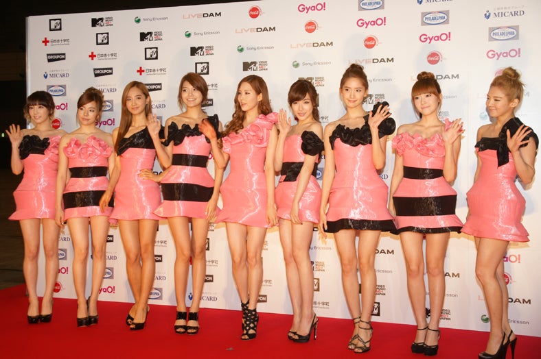 少女時代、ミニワンピで美脚披露　レディー・ガガ、AKB48らと夢の共演