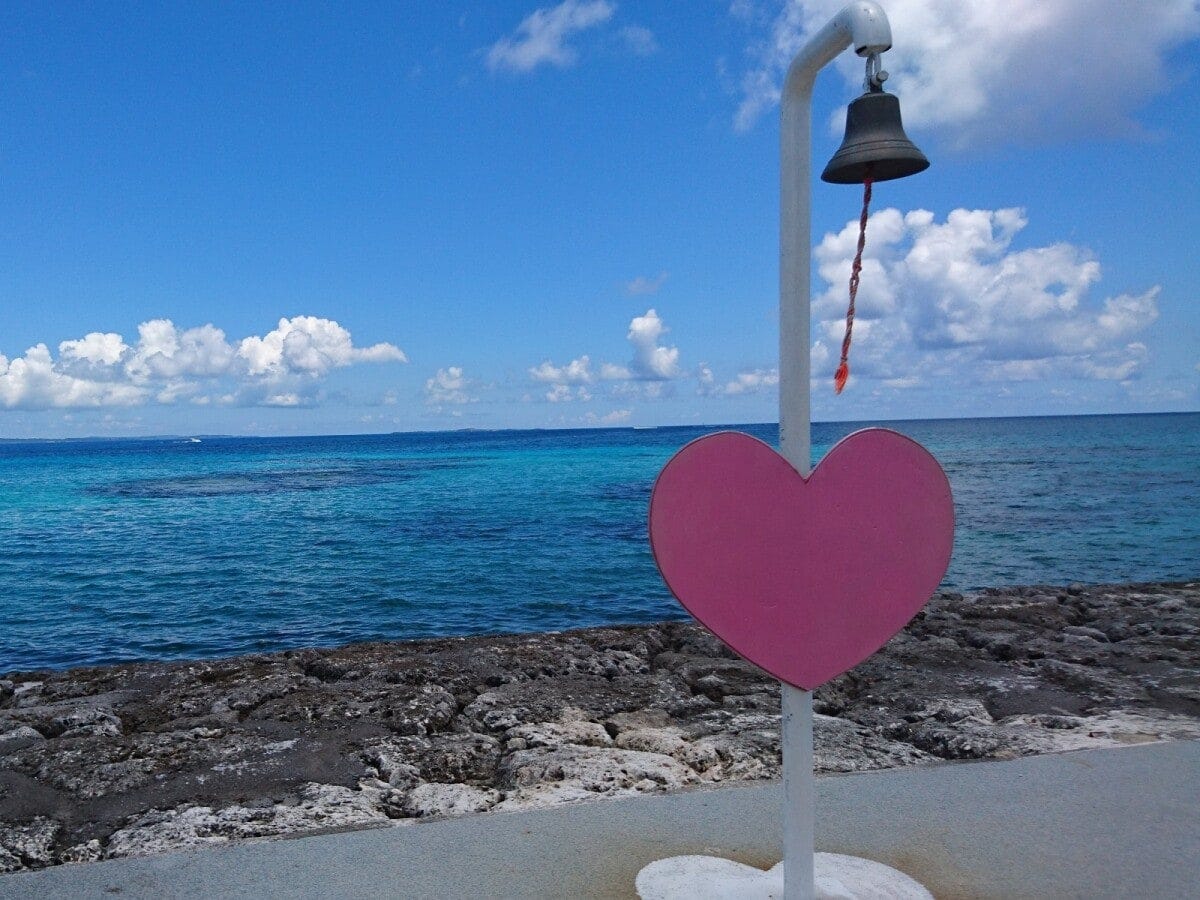 水平線に向かって鐘を鳴らし恋愛成就を願おう