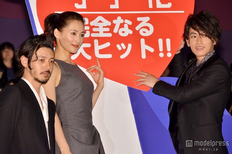 左から：オダギリジョー、綾瀬はるか、佐藤健