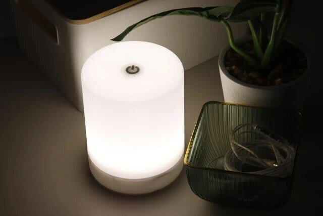 ダイソー　単三形乾電池　暖色　白