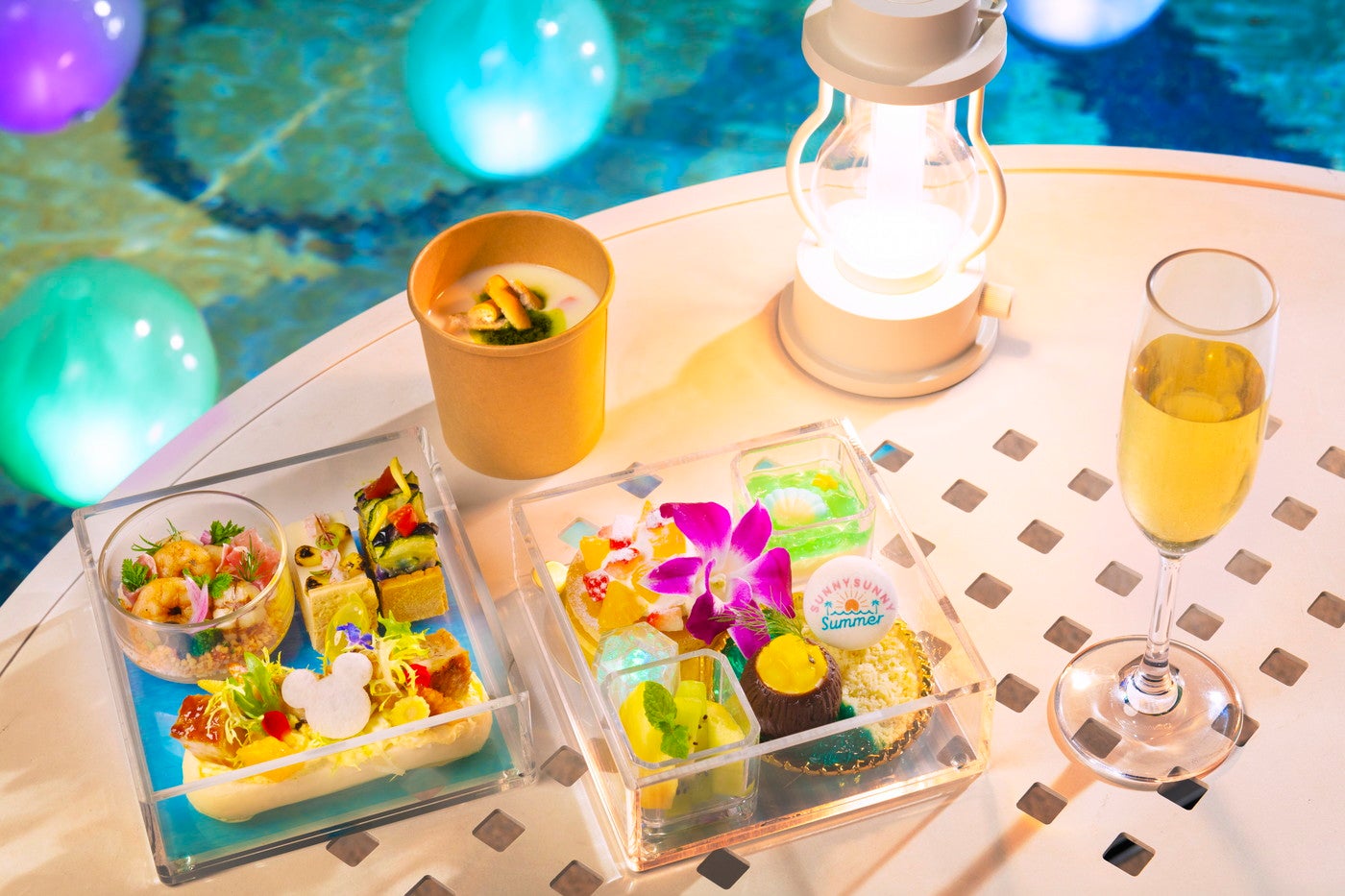 プールサイドでの食事つきプラン（C）Disney