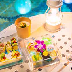 プールサイドでの食事つきプラン(C)Disney