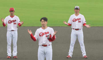 広島・新井監督 キャンプ打ち上げもまだまだサバイバル！レギュラー「いつまでに決めたいとかはない」「若い選手はいい競争」