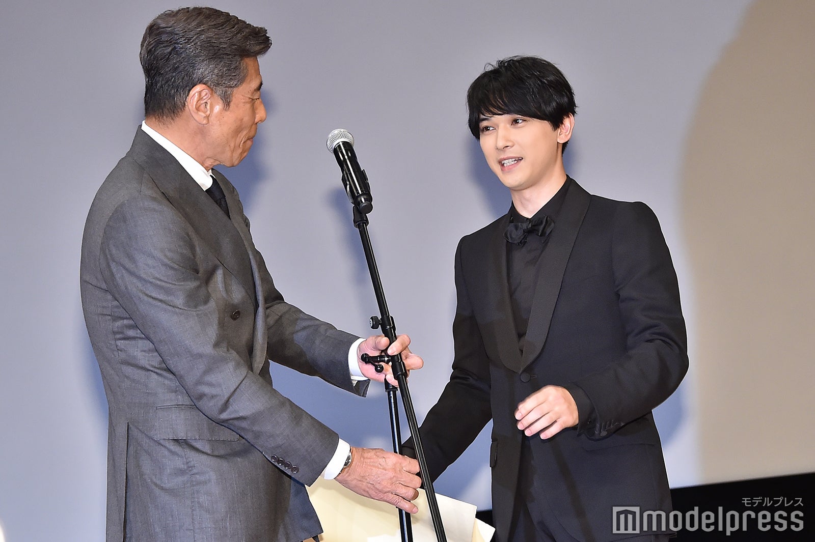 舘ひろしにマイクの高さを直してもらう吉沢亮 （C）モデルプレス