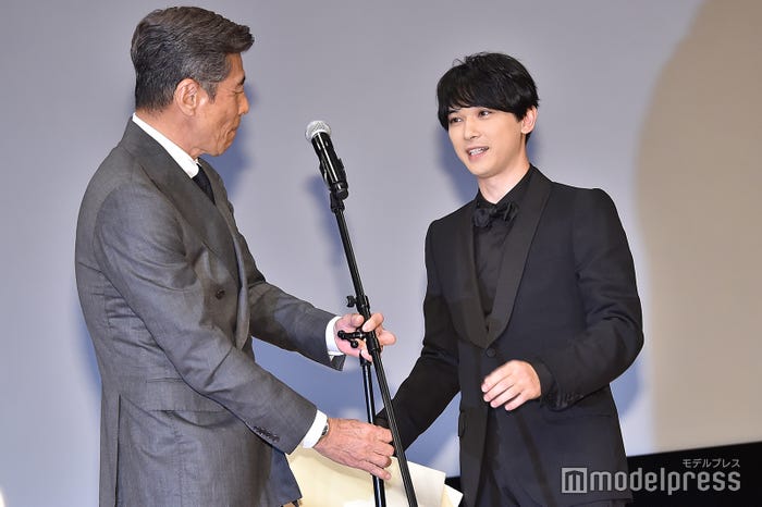 舘ひろしにマイクの高さを直してもらう吉沢亮 (C)モデルプレス