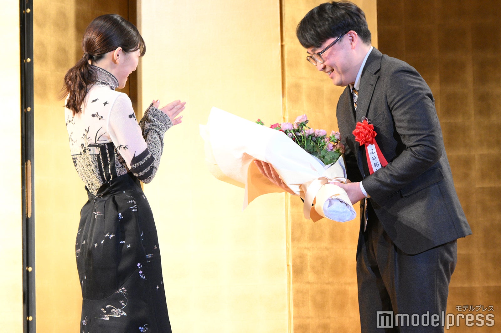 お祝いに駆けつけた伊藤沙莉、尾崎裕和プロデューサー（C）モデルプレス