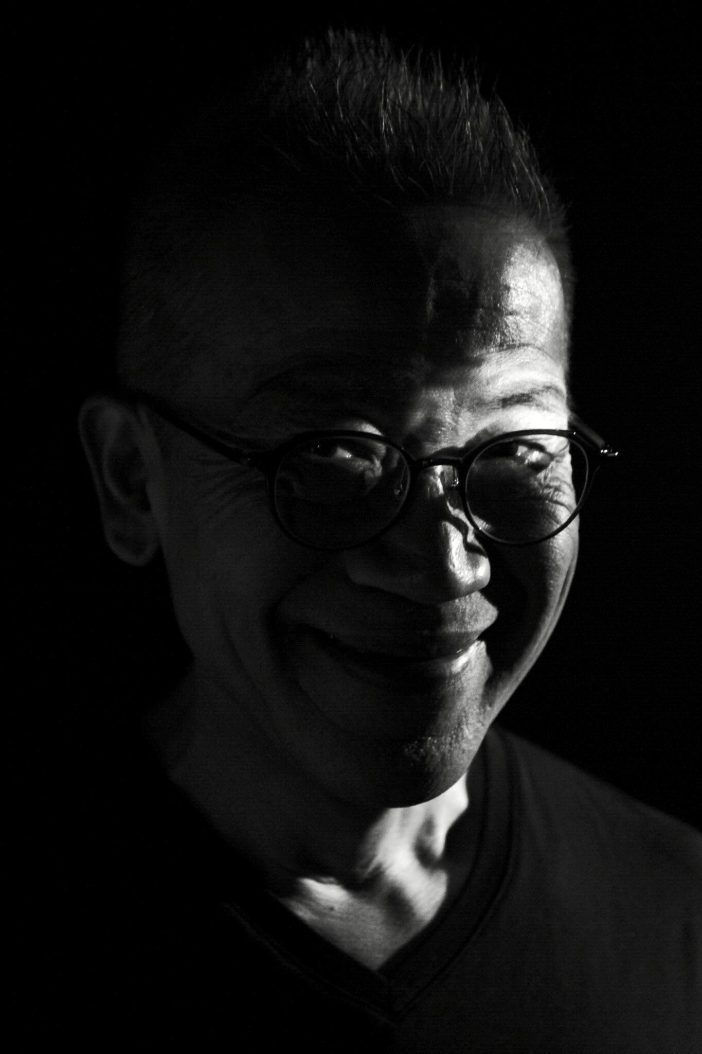 片岡断行／舞台「私を代わりに刑務所に入れてください」公式Twitterより