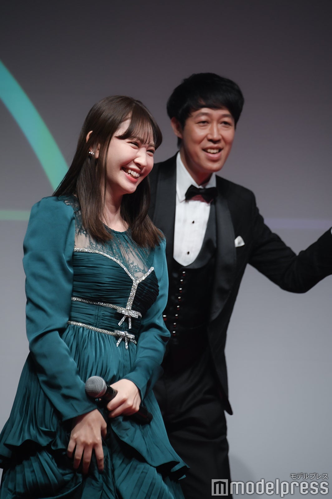 小嶋陽菜、胸元シースルーSEXYドレスで登場もハプニング「ビリっ