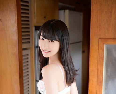 川崎あや、ランジェリーで色白ボディ披露 ハイレグも着こなす