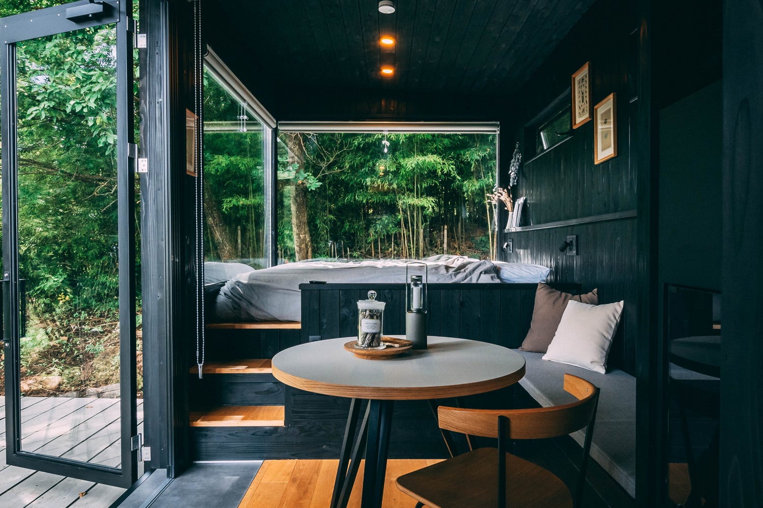 自然に溶けこむ黒キャビンに宿泊、山梨「THE NATURE八ヶ岳」誕生