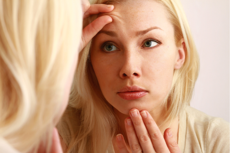 美容鍼灸・整体師が伝授!おでこの横シワを予防する1分ツボ・マッサージ