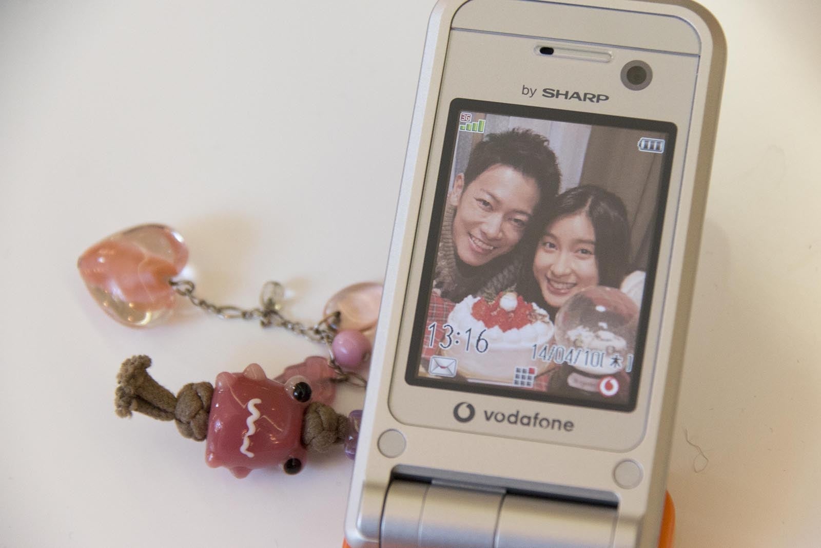 佐藤健＆土屋太鳳の写メ（C）2017映画「８年越しの花嫁」製作委員会