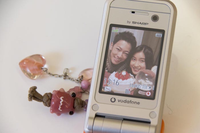 佐藤健&土屋太鳳の写メ(C)2017映画「8年越しの花嫁」製作委員会