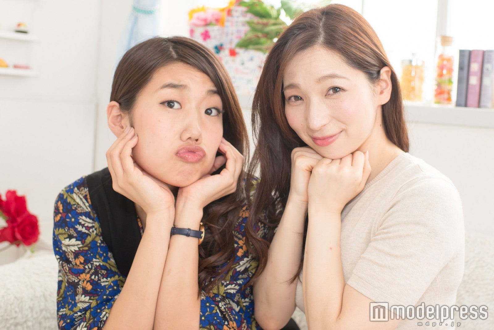 （左から）横澤夏子、鶴愛佳（C）モデルプレス