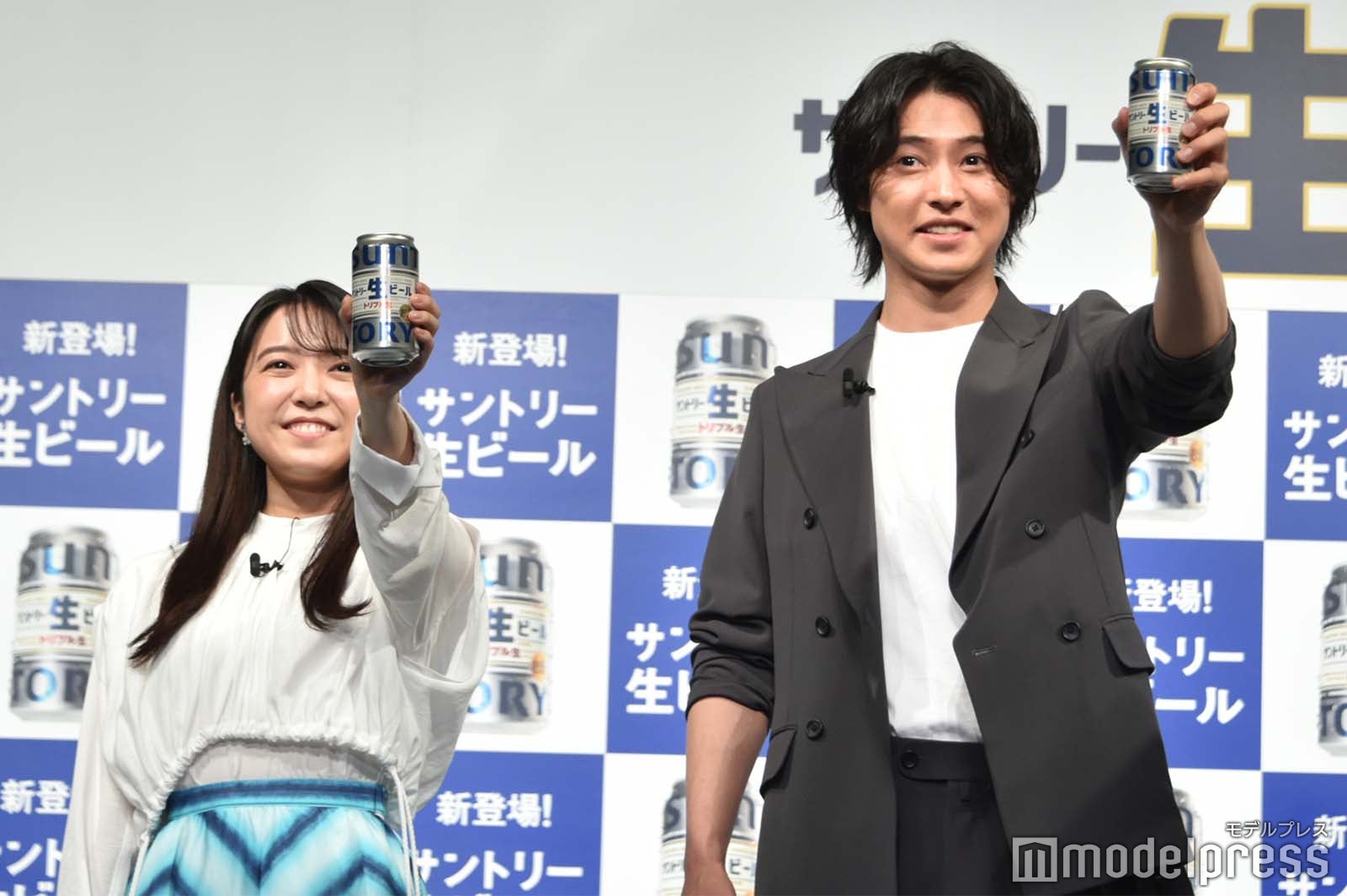 乾杯する上白石萌音、山崎賢人 （C）モデルプレス